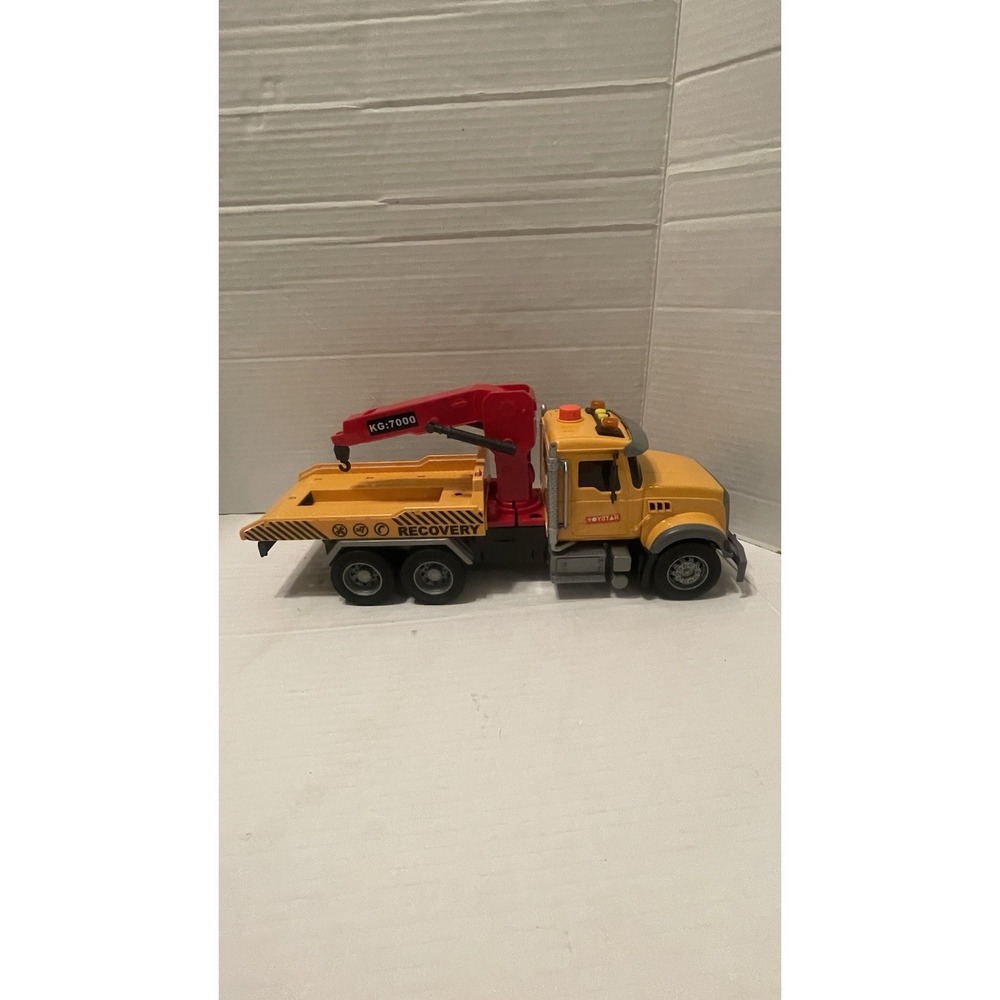 Toystar Big Tow Truck Toy Roll Back. Bed Does Go Back And Down On Ground See Pic